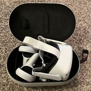 Oculus Quest 2 with Carrying Case